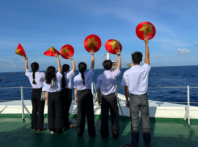 Mang lời ca đến với Trường Sa - Ảnh 5.
