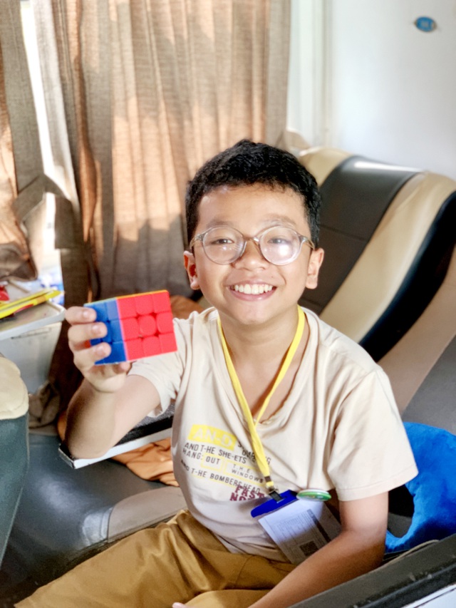 Cậu bạn mê Rubik - Ảnh 1.