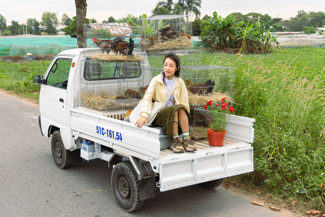 Sau Chúng ta của 8 năm sau, 'nữ thần thanh xuân' Hoàng Hà tái xuất trong MV Nơi pháo hoa rực rỡ- Ảnh 1.