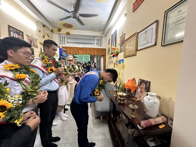 Công dân trẻ tiêu biểu TP.HCM năm 2023 tham quan thành phố bằng xe buýt 2 tầng- Ảnh 5.