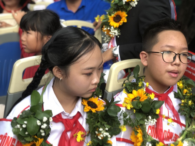 Công dân trẻ tiêu biểu TP.HCM năm 2023 tham quan thành phố bằng xe buýt 2 tầng- Ảnh 6.