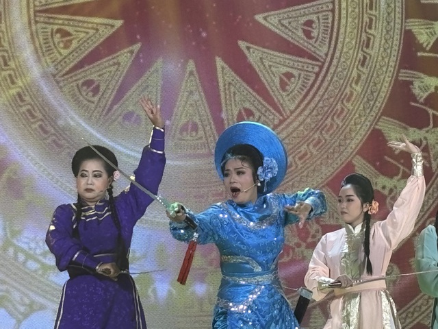 Tiết mục ấn tượng tại lễ tuyên dương Công dân trẻ - Ảnh 3.