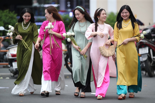 Bạn trẻ TP.HCM diện áo dài trong ngày đầu năm mới 2024- Ảnh 5.