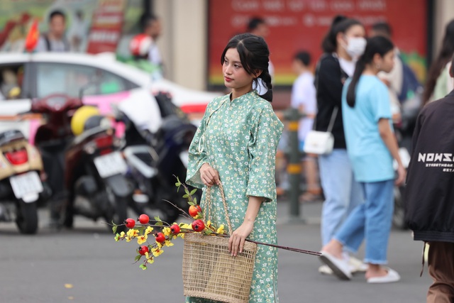 Bạn trẻ TP.HCM diện áo dài trong ngày đầu năm mới 2024- Ảnh 2.