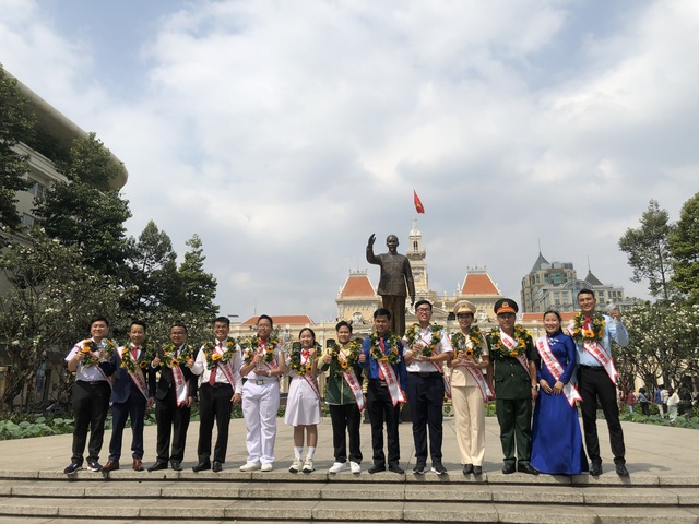 Công dân trẻ tiêu biểu TP.HCM năm 2023 tham quan thành phố bằng xe buýt 2 tầng- Ảnh 4.