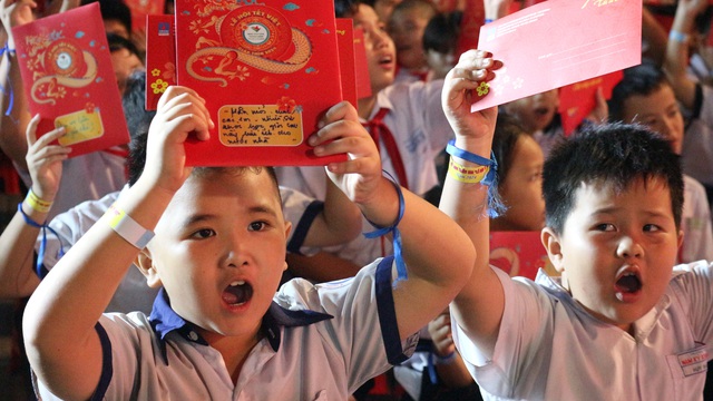 Hội đồng Đội TP tặng quà Tết 200 thiếu nhi có hoàn cảnh đặc biệt khó khăn- Ảnh 3.