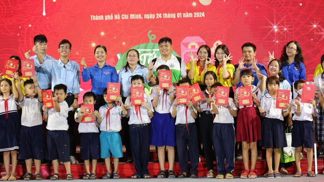 Hội đồng Đội TP tặng quà Tết 200 thiếu nhi có hoàn cảnh đặc biệt khó khăn- Ảnh 4.
