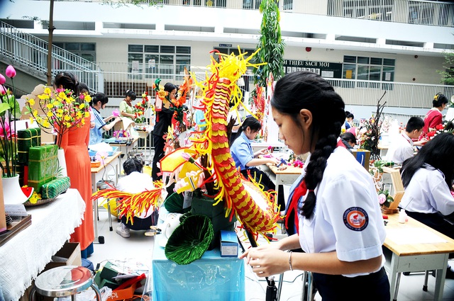 Những mô hình rồng của thì sinh. Ảnh: NGUYỄN HƯNG