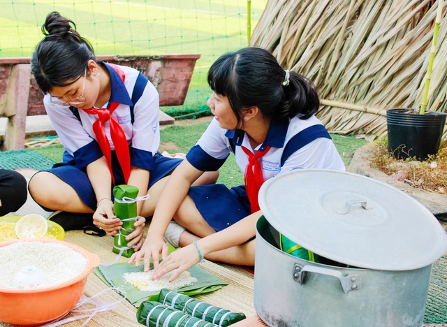 Công đoạn gói bánh chưng của học sinh Trường THCS Nguyễn Văn Quỳ (huyện Nhà Bè) . Ảnh: NGUYỄN HƯNG