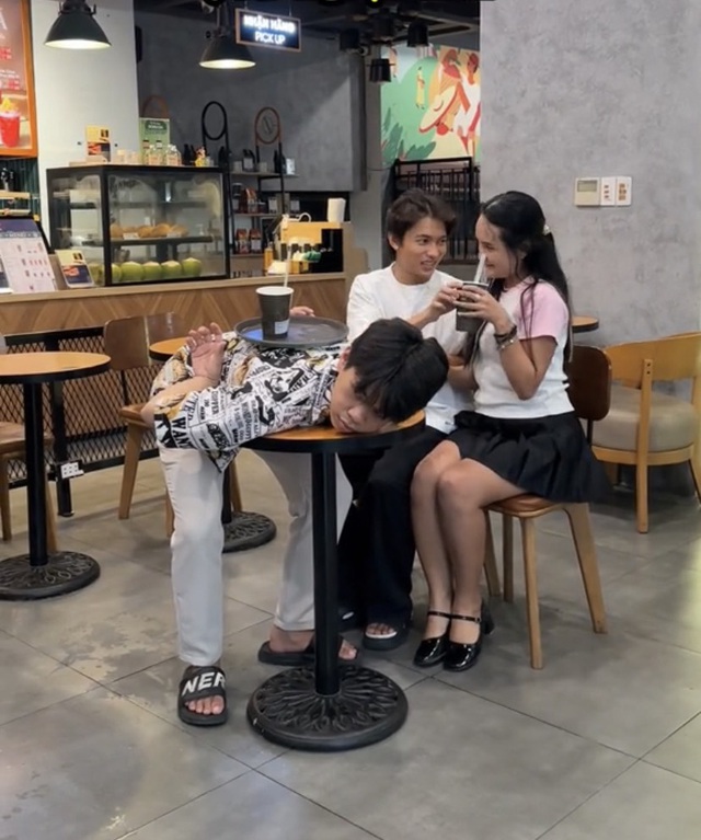 Teen 'nhập vai' đồ vật, làm clip theo trend trên TikTok- Ảnh 1.