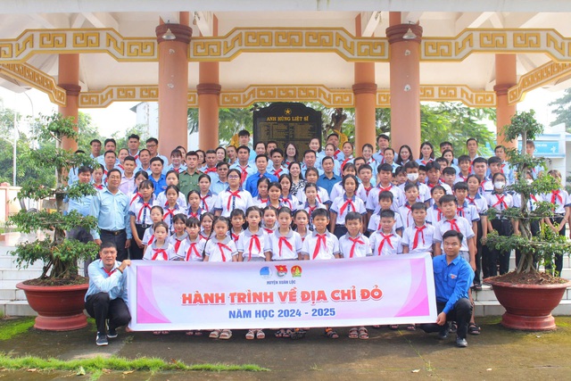 Quà tặng ý nghĩa - khu vui chơi cho thiếu nhi khó khăn ở Xuân Lộc (Đồng Nai)- Ảnh 1.