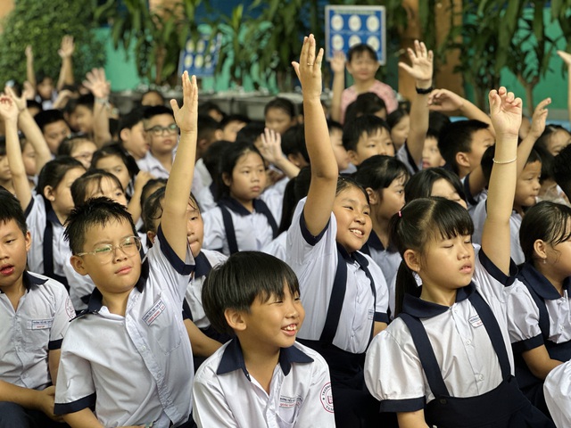 Tiết học ngoại khóa đặc biệt của học trò Trường tiểu học Tam Bình- Ảnh 1.