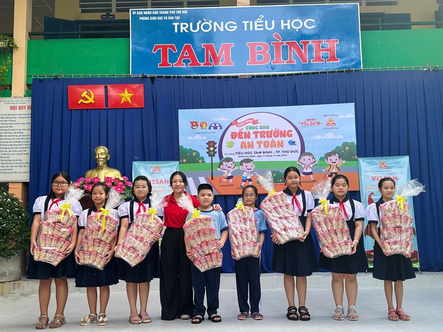 Tiết học ngoại khóa đặc biệt của học trò Trường tiểu học Tam Bình- Ảnh 14.
