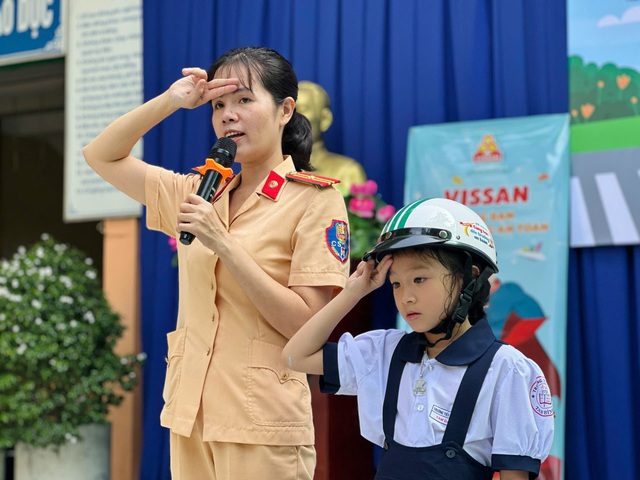 Tiết học ngoại khóa đặc biệt của học trò Trường tiểu học Tam Bình- Ảnh 4.