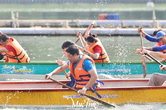 Sôi động chung kết Hội thi Đua thuyền rồng mừng 20-11- Ảnh 1. Sôi động chung kết Hội thi Đua thuyền rồng mừng 20-11- Ảnh 1.