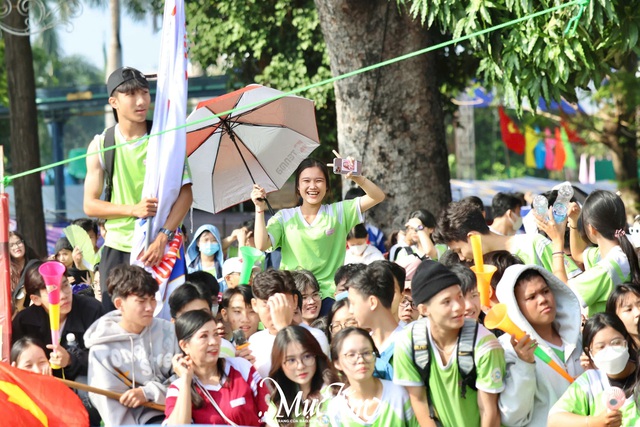 Sôi động chung kết Hội thi Đua thuyền rồng mừng 20-11- Ảnh 2. Sôi động chung kết Hội thi Đua thuyền rồng mừng 20-11- Ảnh 2.