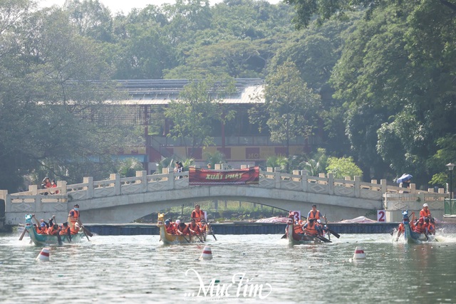 Sôi động chung kết Hội thi Đua thuyền rồng mừng 20-11- Ảnh 3. Sôi động chung kết Hội thi Đua thuyền rồng mừng 20-11- Ảnh 3.