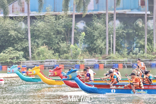 Sôi động chung kết Hội thi Đua thuyền rồng mừng 20-11- Ảnh 5. Sôi động chung kết Hội thi Đua thuyền rồng mừng 20-11- Ảnh 5.