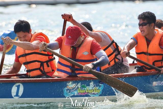 Sôi động chung kết Hội thi Đua thuyền rồng mừng 20-11- Ảnh 7. Sôi động chung kết Hội thi Đua thuyền rồng mừng 20-11- Ảnh 7.