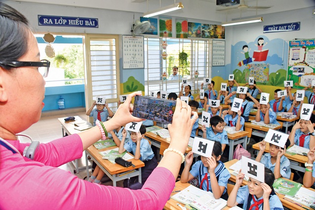 Cô giáo dùng ứng dụng Plickers trả bài, học trò bấm like- Ảnh 1.