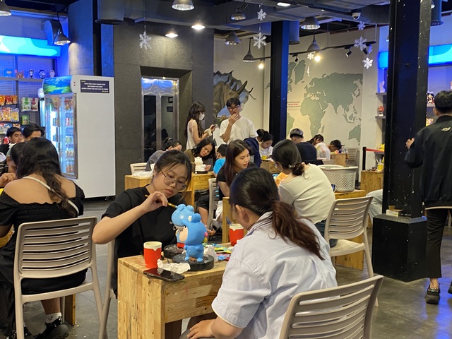 Teen đổ xô check-in với tuyết rơi lung linh tại nhà sách Hải An- Ảnh 3.
