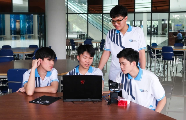 Nhiều trường đại học phía Nam công bố điểm sàn xét tuyển năm 2025 - Ảnh 1.