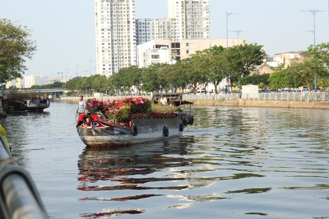 Nô nức thuyền hoa cập bến Bình Đông, chuẩn bị cho hội hoa  - Ảnh 1.