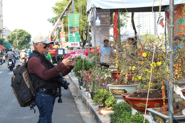 Nô nức thuyền hoa cập bến Bình Đông, chuẩn bị cho hội hoa  - Ảnh 8.