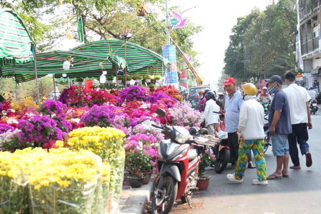 Nô nức thuyền hoa cập bến Bình Đông, chuẩn bị cho hội hoa  - Ảnh 9.