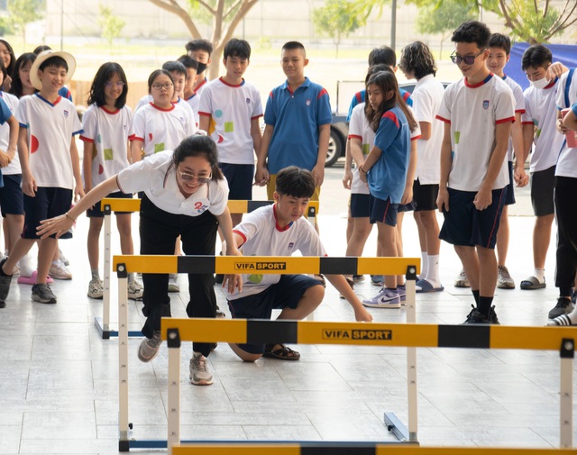 Teen nước ngoài hào hứng nấu cơm niêu đón Tết tại trường VFIS- Ảnh 5.