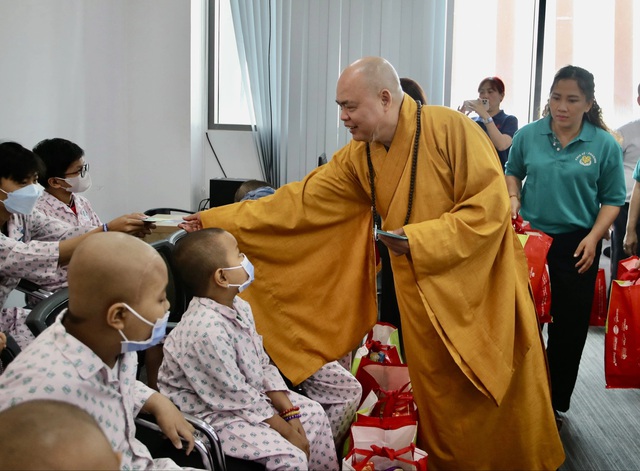 Tết cho em mang xuân ấm áp đến bệnh nhi Bệnh viện Ung Bướu TP.HCM- Ảnh 2.