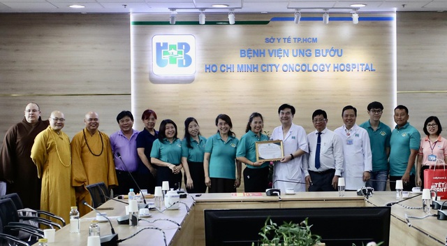 Tết cho em mang xuân ấm áp đến bệnh nhi Bệnh viện Ung Bướu TP.HCM- Ảnh 1.