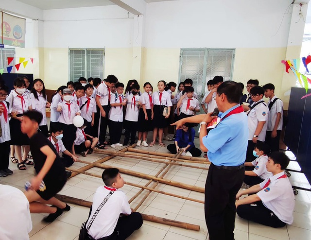 Nhảy sạp tại lễ hội mùa xuân Trường THCS Hoàng Văn Thụ (quận 10). Ảnh: NGUYỄN HƯNG