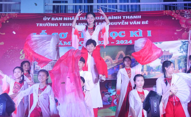 Tiết mục thi văn nghệ của Trường THCS Nguyễn Văn Bé (quận Bình Thạnh). Ảnh: NGUYỄN HƯNG