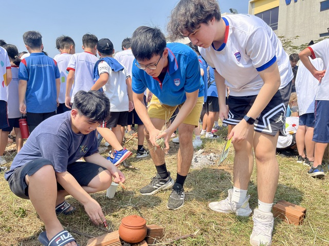 Teen nước ngoài hào hứng nấu cơm niêu đón Tết tại trường VFIS- Ảnh 6.