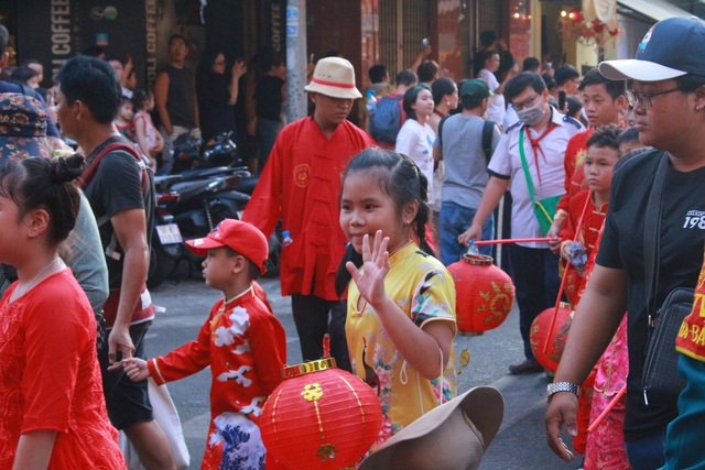 Hàng ngàn người xem diễu hành dịp Tết Nguyên tiêu- Ảnh 3.