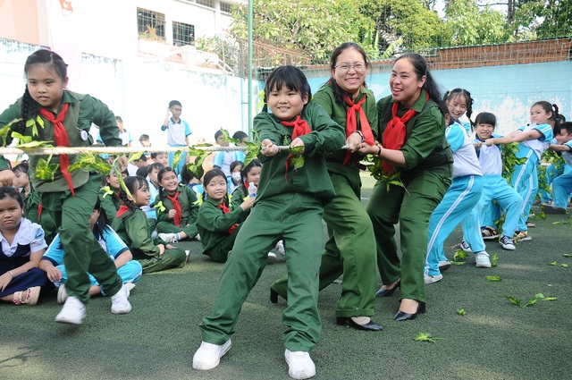 Các anh chị trong ban chỉ huy chiến dịch cùng chơi kéo co với các chiến sĩ nhí. Ảnh: NGUYỂN HƯNG