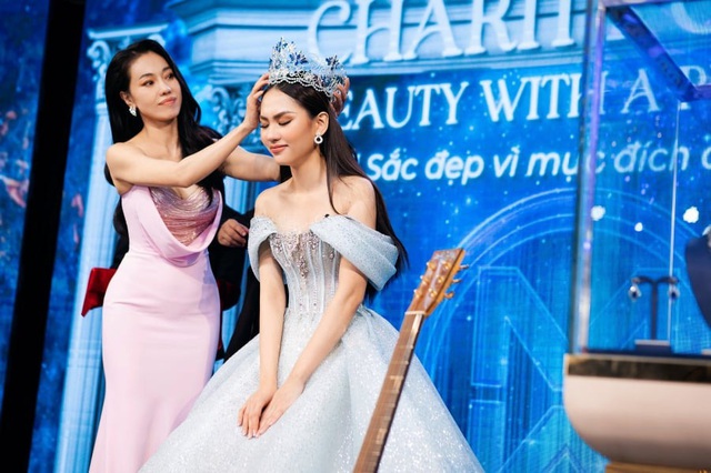 Hoa hậu Mai Phương đổi vật phẩm đấu giá tại Miss World- Ảnh 2.