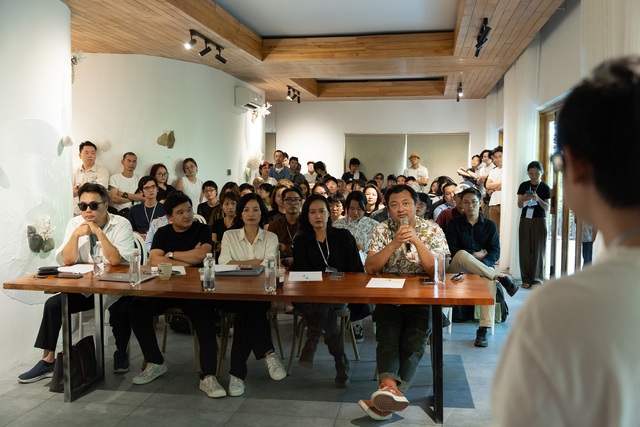 Đạo diễn Phan Gia Nhật Linh, diễn viên Hồng Ánh, đạo diễn Võ Thanh Hòa nhận xét phim của các bạn trẻ tại Tiệc phim La Gi - Ảnh: BTC