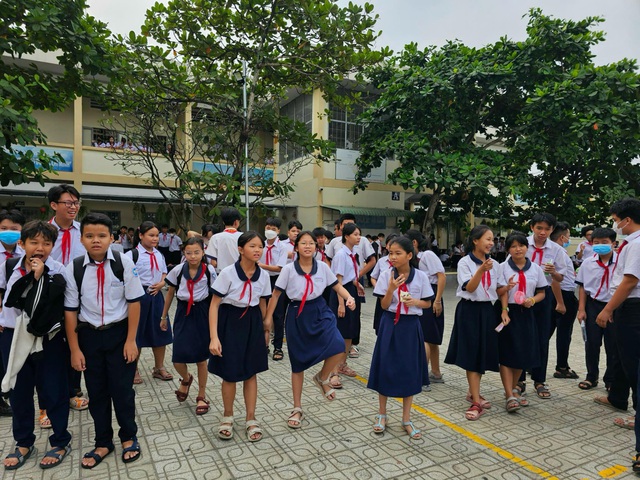 Các bạn học sinh cổ vũ bạn bè thi tài. Ảnh: LĐCC