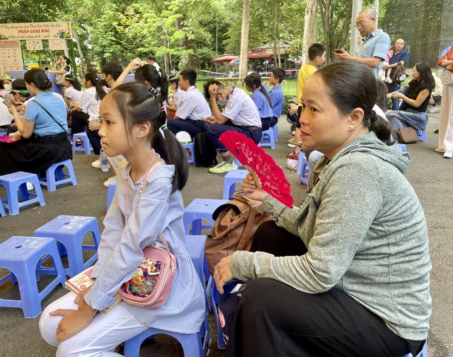 Phụ huynh dậy sớm, vượt chặng đường xa đồng hành cùng con dự chung kết Giải Lê Quý Đôn- Ảnh 2.