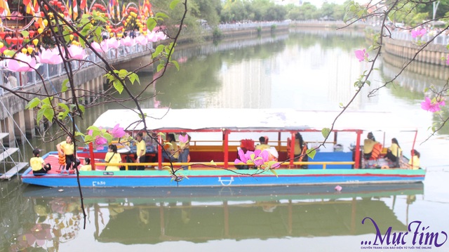 Đông đảo người dân thả đèn hoa đăng mừng đại lễ Phật Đản- Ảnh 4.