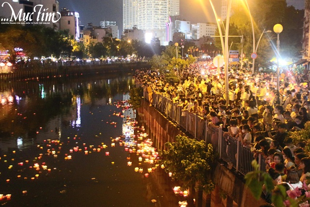 Đông đảo người dân thả đèn hoa đăng mừng đại lễ Phật Đản- Ảnh 12.