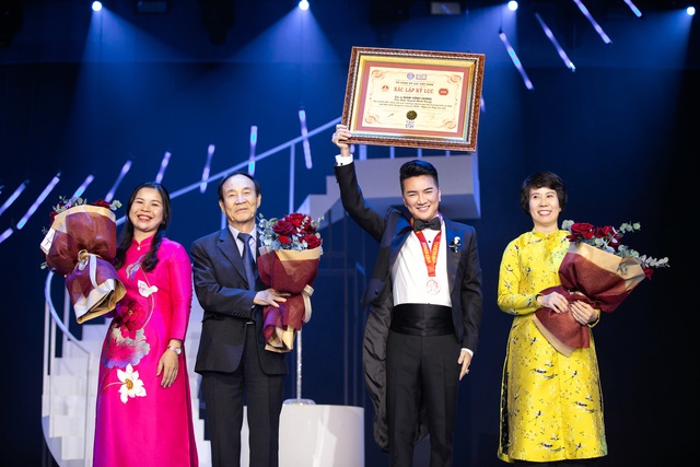 Đàm Vĩnh Hưng vừa hát vừa nhảy liên tục 4 tiếng trong liveshow- Ảnh 3.