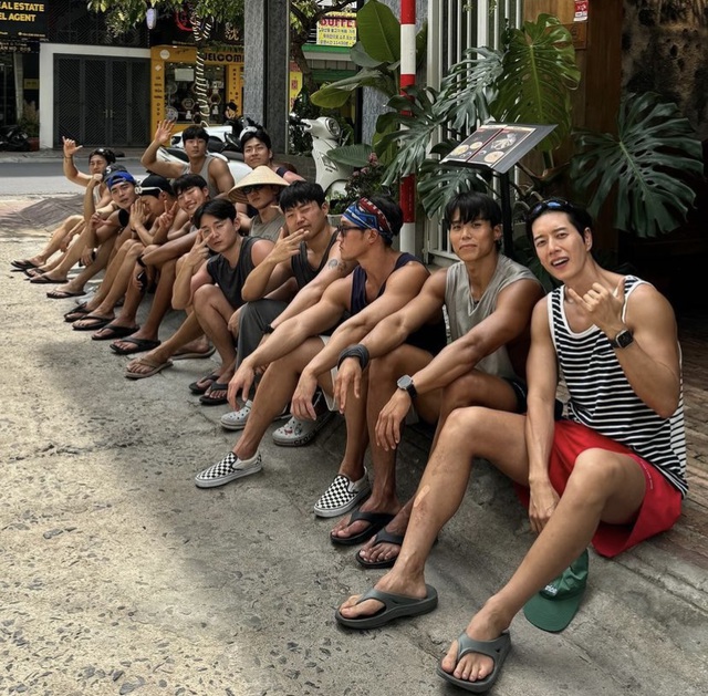 Park Hae Jin cùng hội bạn ăn 25kg xoài khi đến Việt Nam- Ảnh 2.