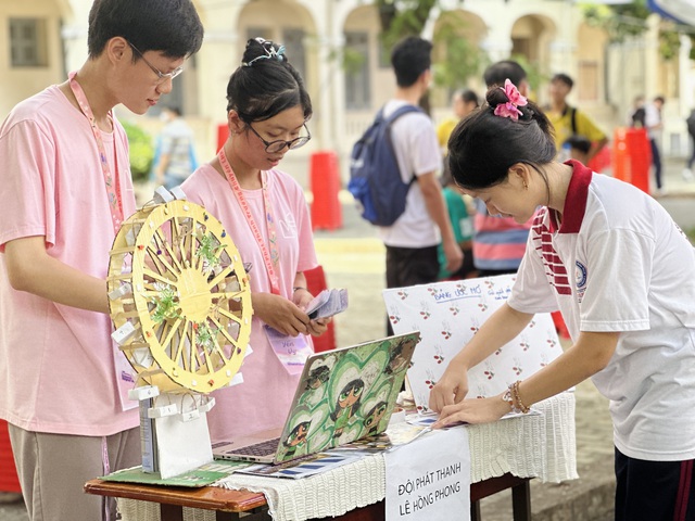 Một bạn học sinh lớp 9 đang chơi mini game tại gian hàng Đội phát thanh do các bạn học sinh Trường THPT chuyên Lê Hồng Phong chuẩn bị - Ảnh: MAI TRÚC