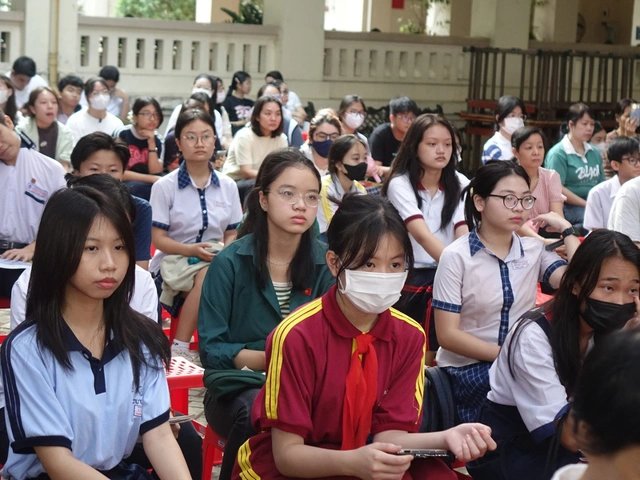 Phụ huynh, học sinh tốt nghiệp trung học cơ sở trên địa bàn TP.HCM và các tỉnh, thành lân cận đến tham dự ngày hội tư vấn sáng 5-5 tại Trường THPT Chuyên Lê Hồng Phong-