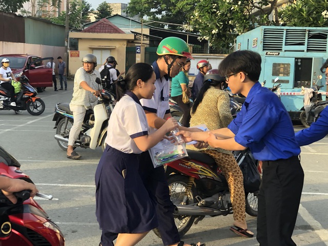Teen đội mascot giữa nắng nóng động viên sĩ tử trong kỳ thi tuyển sinh lớp 10- Ảnh 2.