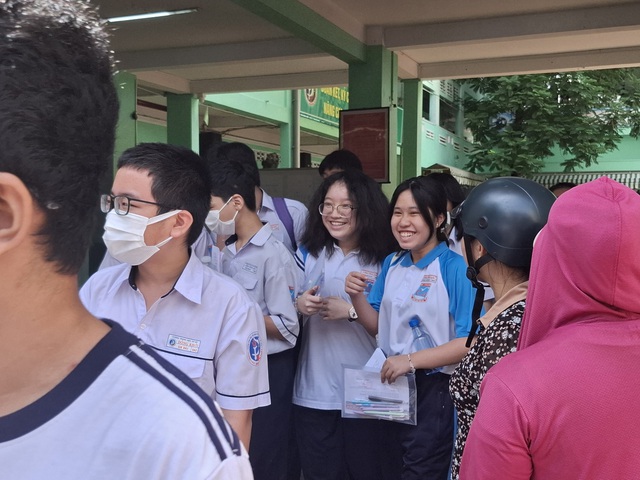 Thi tuyển sinh lớp 10: phụ huynh cũng hồi hộp như thí sinh- Ảnh 6.
