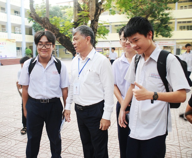 Thầy Nguyễn Văn Hiếu dặn dò các thí sinh tại hội đồng thi Nguyễn Khuyến (quận 10). Ảnh:NGUYỄN HƯNG
